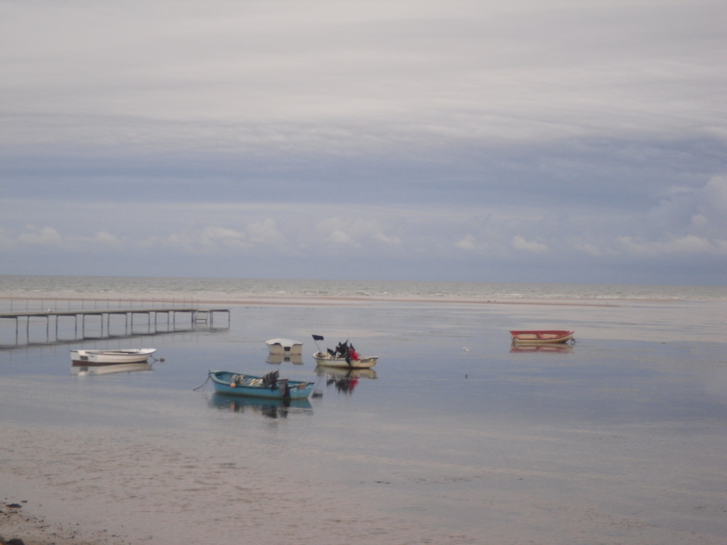 Łódki wylegują się na morzu