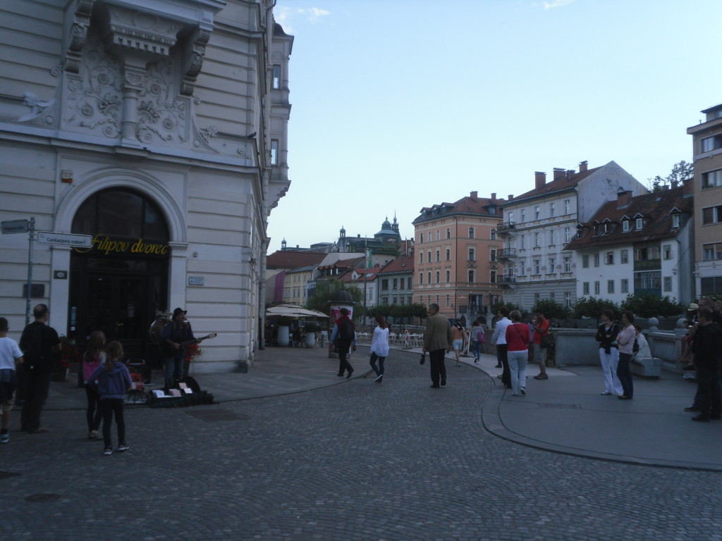 162. Koleś samograj u stóp potrójnego mostu