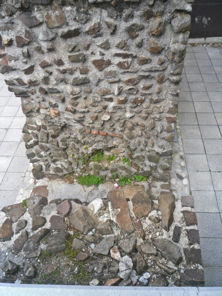 Szykowne mury Emony, Kongresni Trg