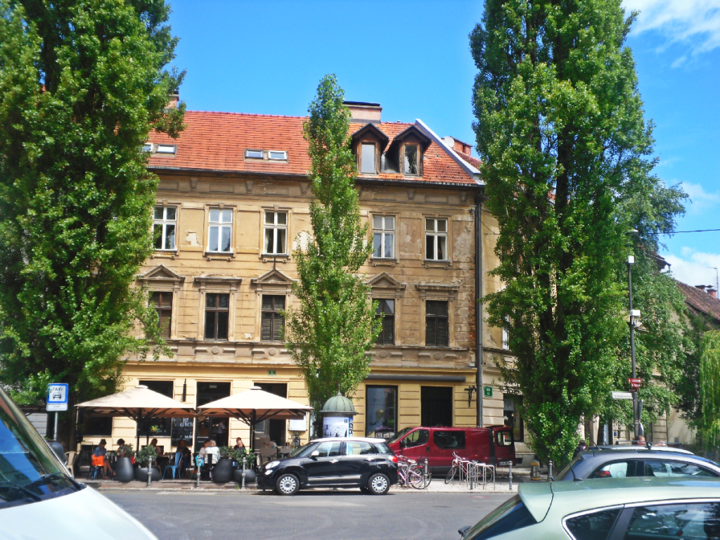 Plac Francuskiej Rewolucji - zaplecze